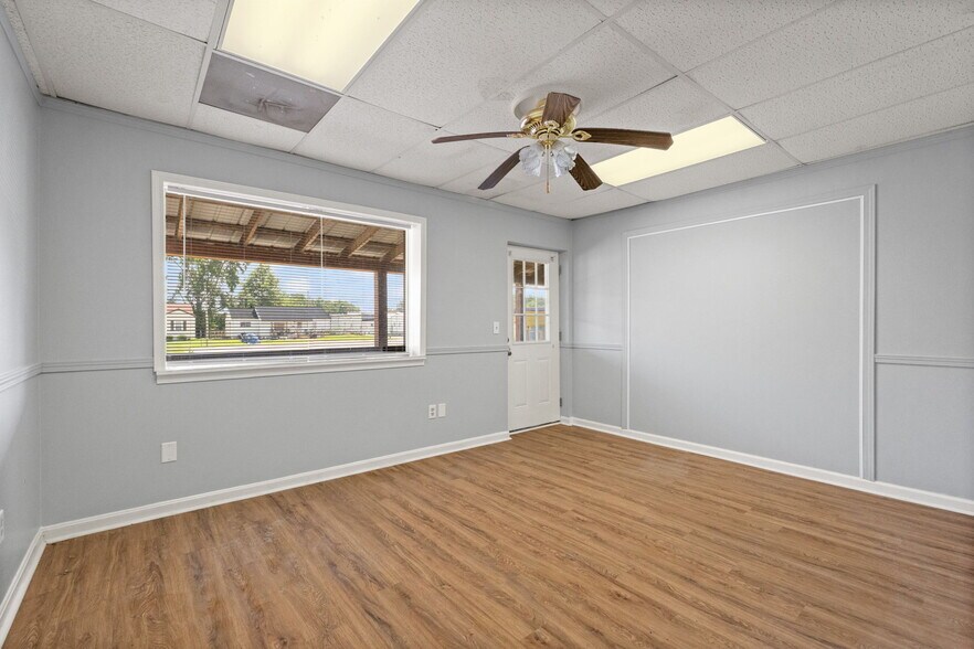 More Photos Of 756 Lakeshore Dr, Scottsburg Flex For Sale