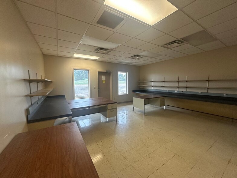 More Photos Of 645 Lucy Black Rd, Bolivar Office Residential For Sale