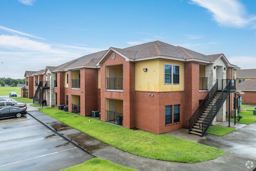 More Photos Of 107 Oak Park Dr, Clute Apartments For Sale
