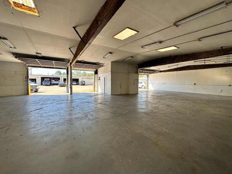 More Photos Of 7012 Belgold St, Houston Warehouse For Lease