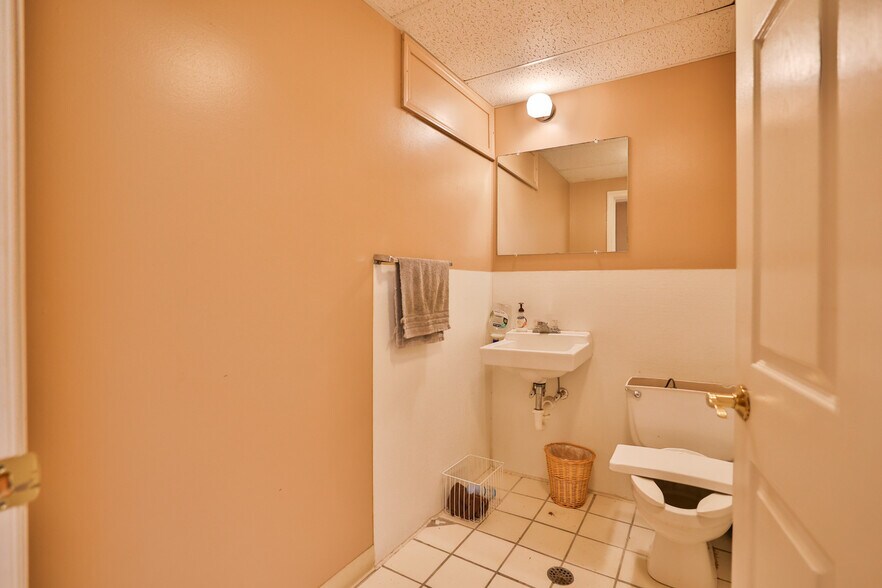 More Photos Of 107 N Bluff Rd, Collinsville Storefront For Sale