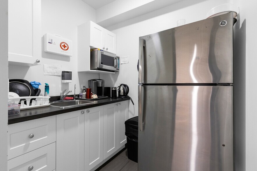 More Photos Of 5220 Av Du Parc, Montréal Office For Sale