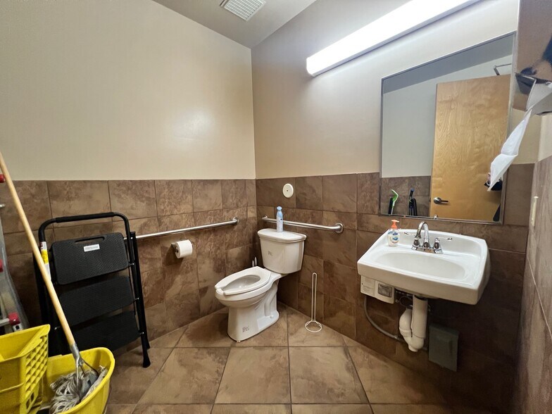 More Photos Of 6677 W Thunderbird Rd, Glendale Medical For Sale