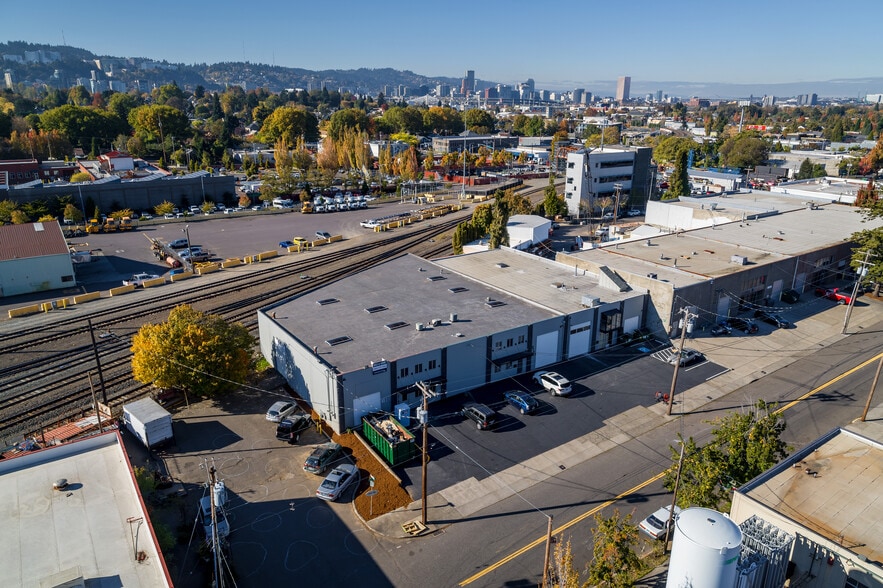 More Photos Of 3737-3743 SE 21st Ave, Portland Warehouse For Lease