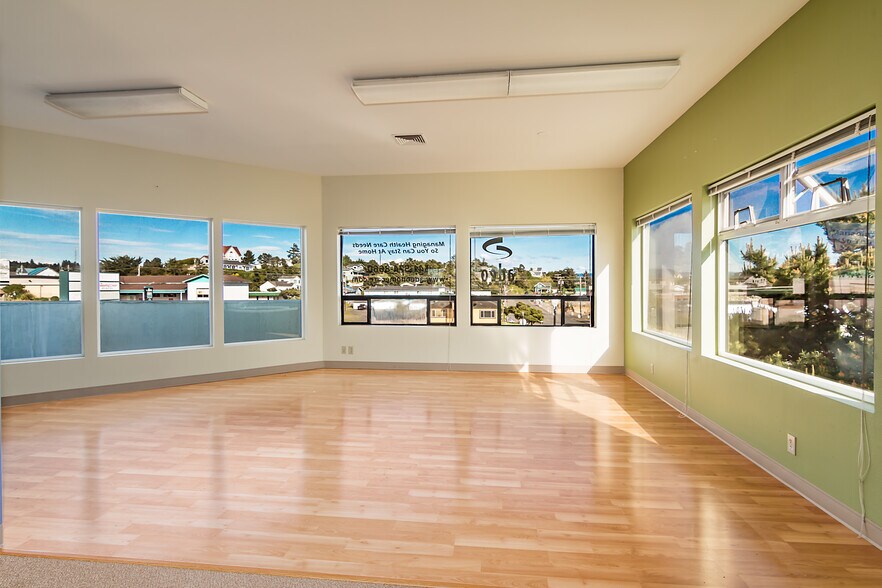 More Photos Of 644 SW Coast Hwy, Newport Office For Sale