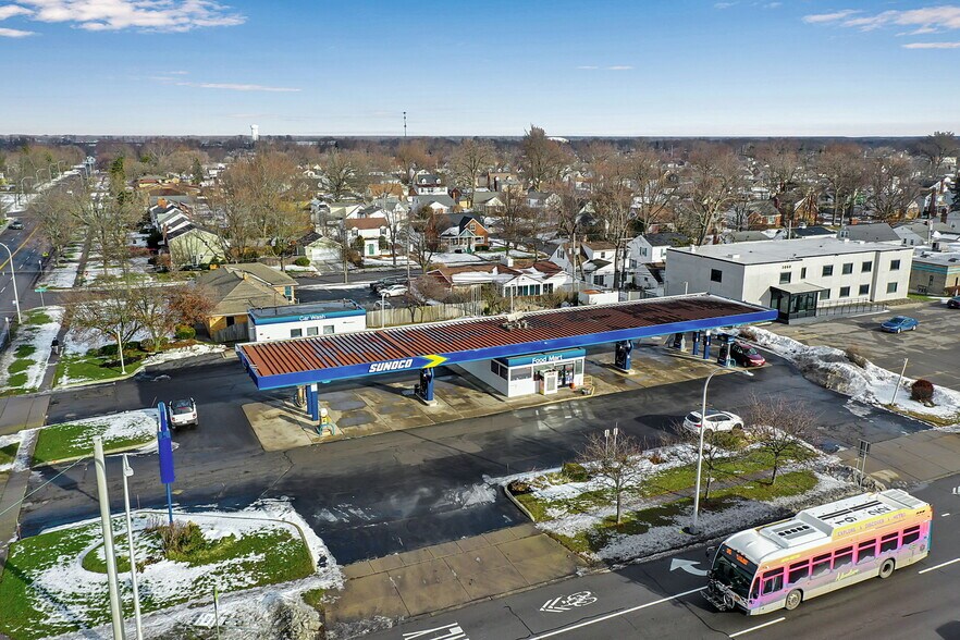 Primary Photo Of 2050 Sheridan Dr, Buffalo Fast Food For Lease