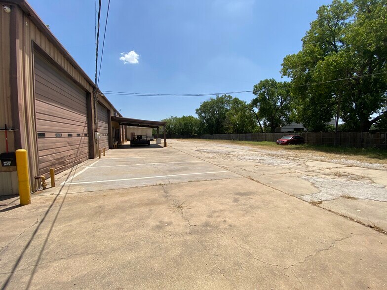 More Photos Of 715 Dallas Dr, Denton Flex For Sale