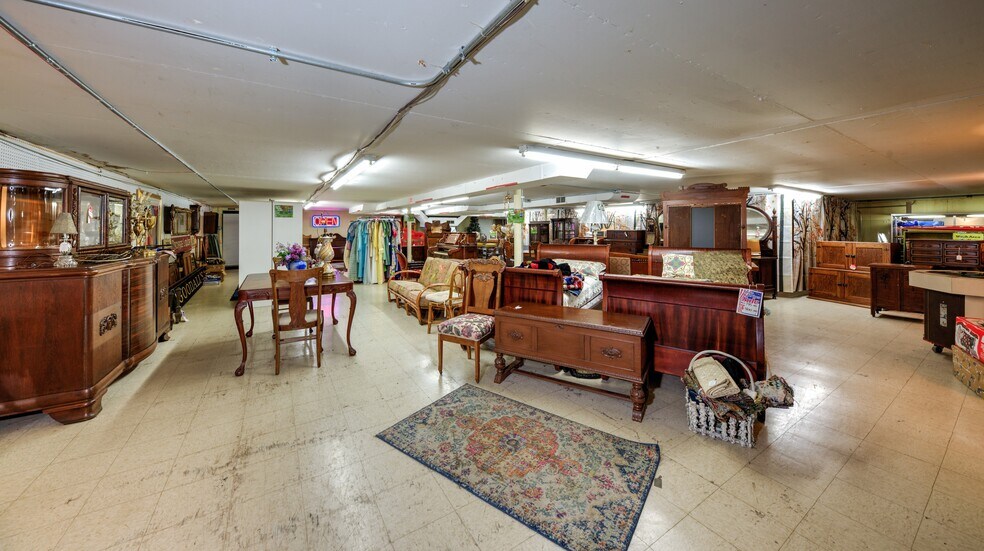 More Photos Of 890 Lake Ave, Woodstock General Retail For Sale