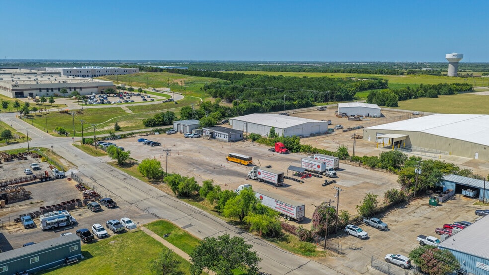 More Photos Of 950 Trinity Dr, Mansfield Flex For Lease