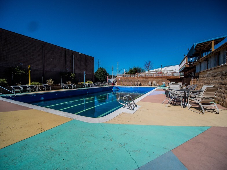 More Photos Of 754 Beaver Ruin Rd NW, Lilburn Freestanding For Lease