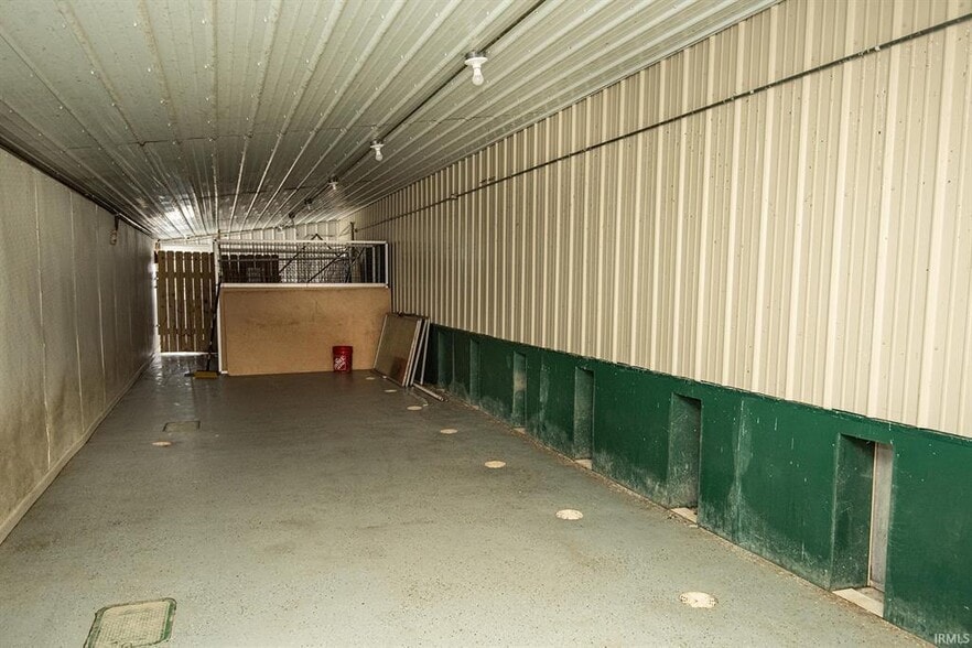 More Photos Of 433 S Hickory Corner Rd, Vincennes Veterinarian Kennel For Sale