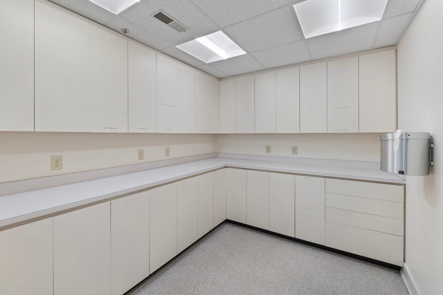 More Photos Of 202-258 E High St, Charlottesville Office For Sale