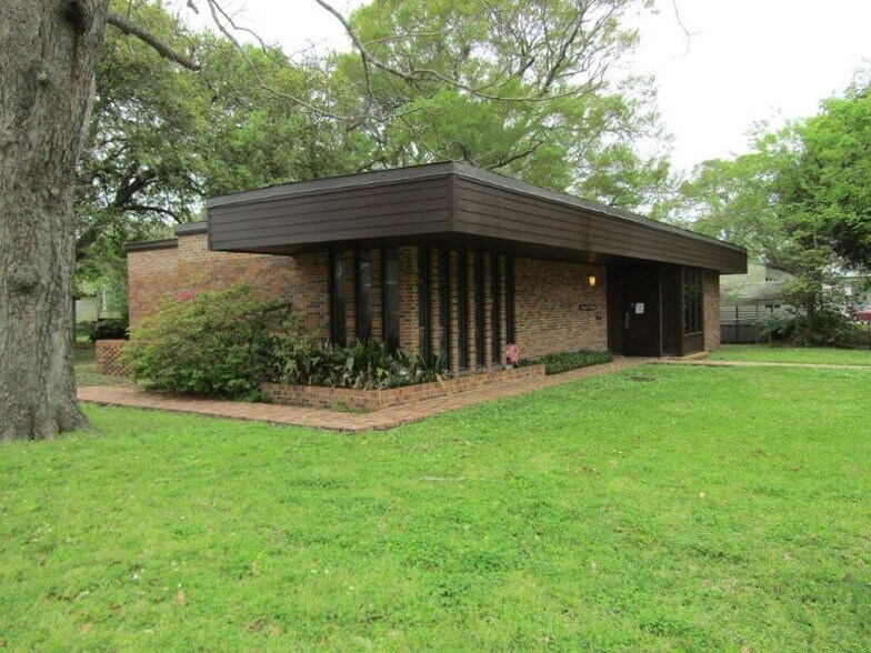More Photos Of 301 Julia St, New Iberia Office For Lease