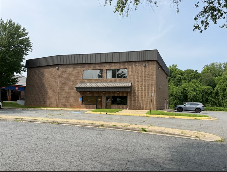 Primary Photo Of 5663 Burke Centre Pky, Burke Freestanding For Lease