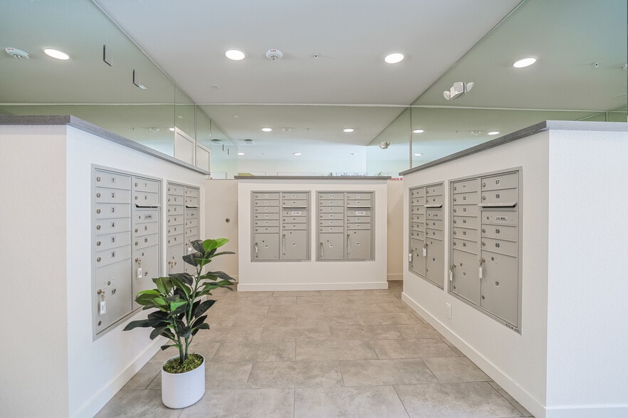 More Photos Of 10555 Bloomfield St, Toluca Lake Apartments For Sale