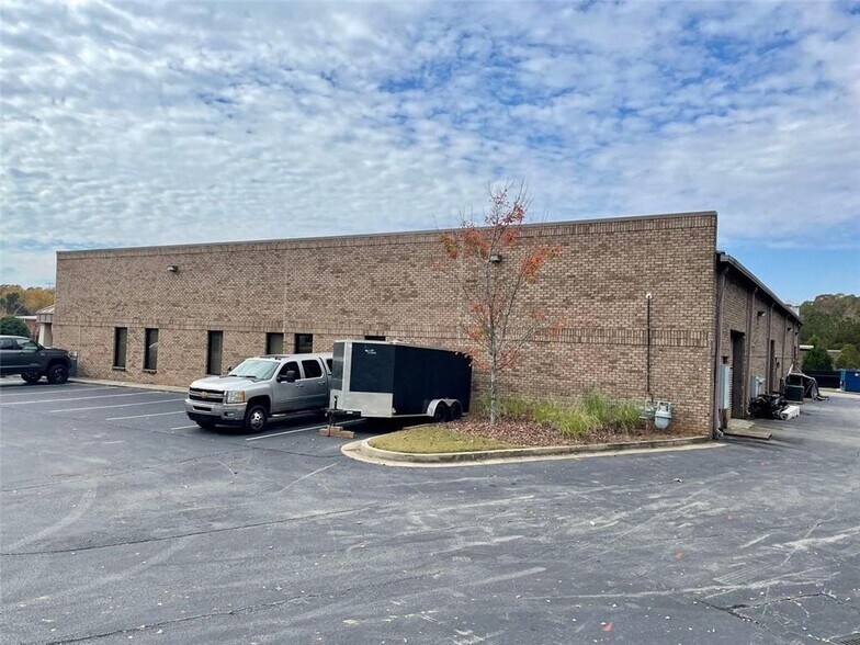 More Photos Of 4913 Summer Oak Dr, Buford Industrial For Lease