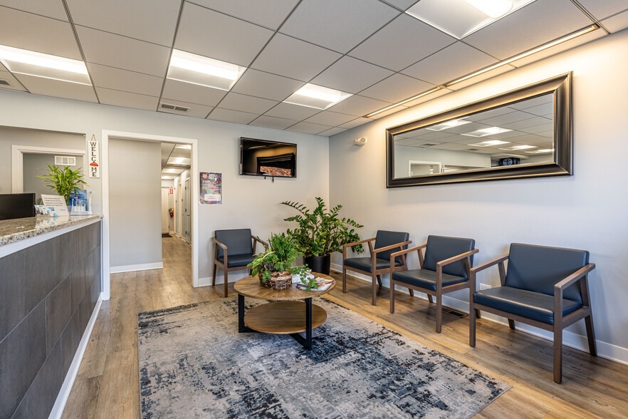 More Photos Of 912 Busse Hwy, Park Ridge Office For Lease
