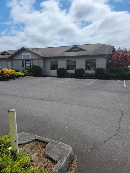 More Photos Of 1900 Belmont Loop, Woodland Storefront Retail Office For Lease