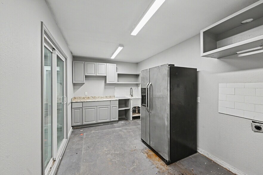 More Photos Of 11421 Interstate 10 E, Baytown Service For Lease