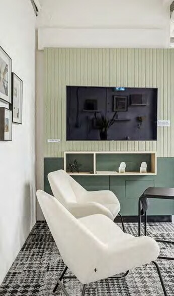 More Photos Of 118 8th Av W, Vancouver Flex For Lease