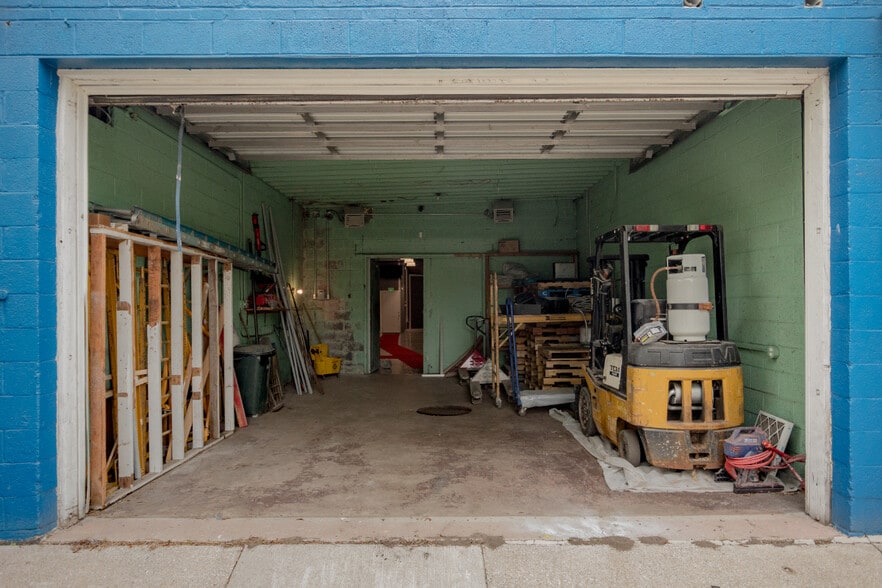 More Photos Of 16813 Wyoming St, Detroit Showroom For Lease