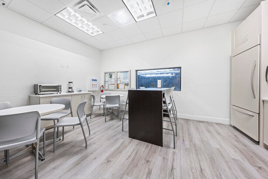 More Photos Of 2500 NW 39th St, Miami Light Distribution For Sale