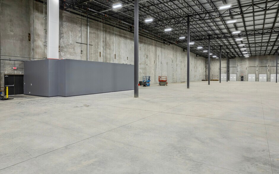 More Photos Of 46 Old Ferry Rd, Methuen Warehouse For Lease