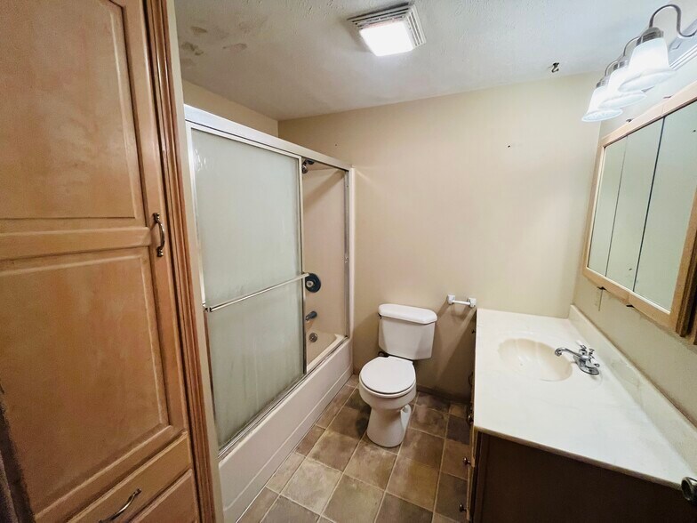 More Photos Of 919 S Pine St, Norfolk Flex For Sale