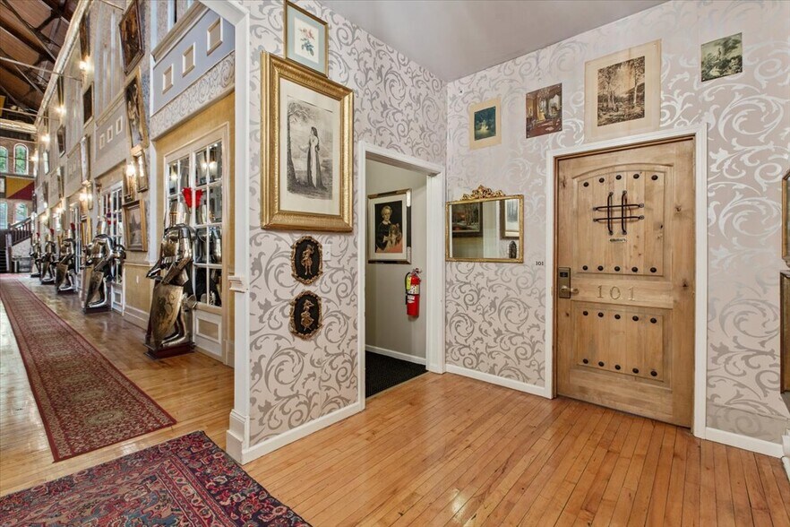 More Photos Of 49 Florida Ave, Amsterdam Hospitality For Sale