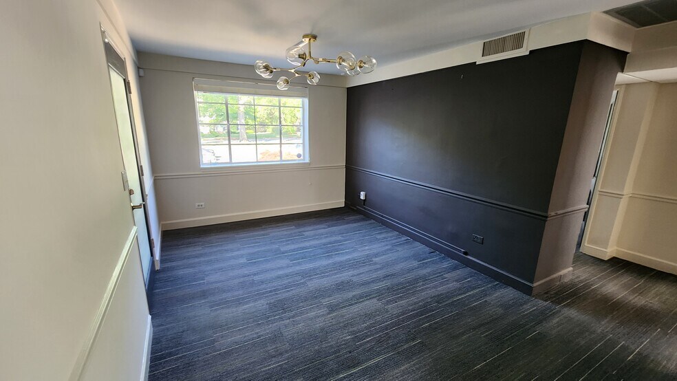 More Photos Of 1125 E Morehead St, Charlotte Office For Lease