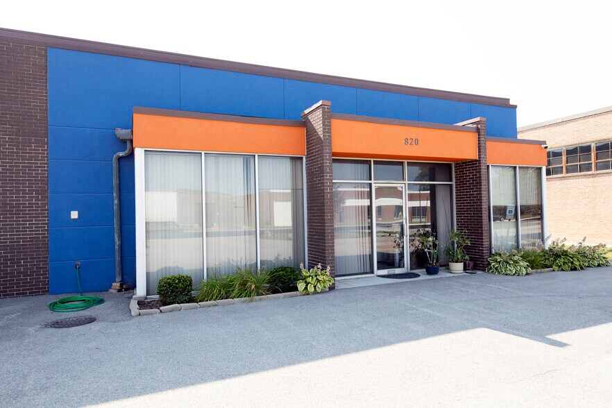More Photos Of 820 Nicholas Blvd, Elk Grove Village Manufacturing For Lease