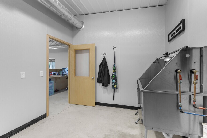 More Photos Of 390 Progress Dr, Cottage Grove Veterinarian Kennel For Sale
