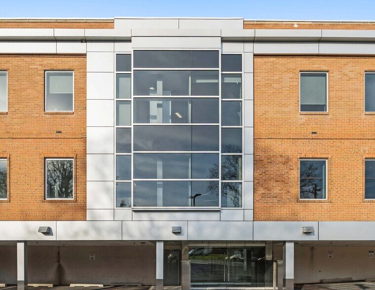 More Photos Of 125 Mineola Ave, Roslyn Heights Medical For Sale