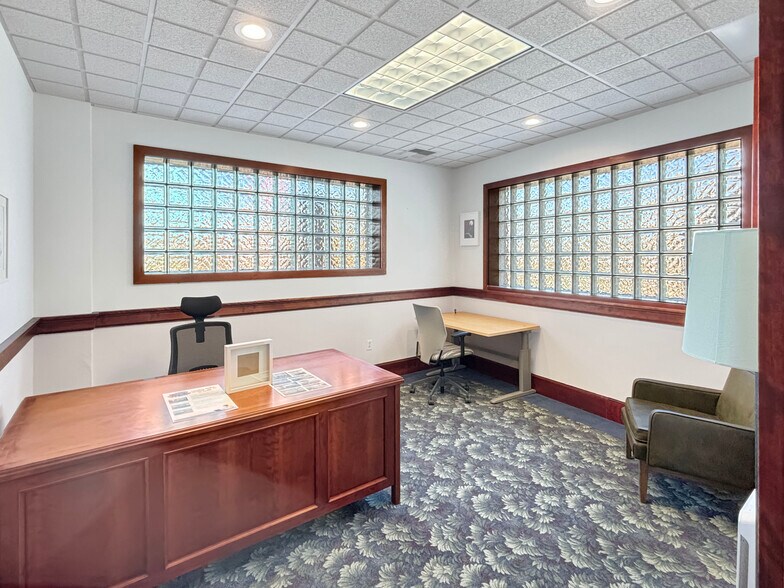 More Photos Of 740 SE Pioneer Way, Oak Harbor Office For Lease