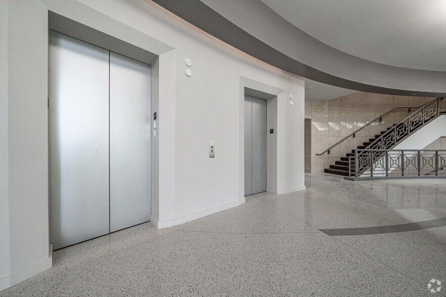 More Photos Of 215 W Diehl Rd, Naperville Office For Sale