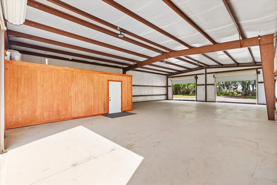 More Photos Of 7112 Marsh Bend Trl, Wildwood Warehouse For Lease