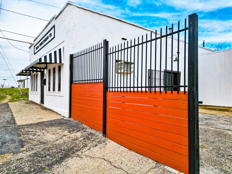 More Photos Of 411 S Riverside Dr, Fort Worth Storefront Retail Office For Sale