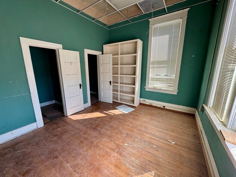 More Photos Of 158 E College Ave, Holly Springs Office For Sale