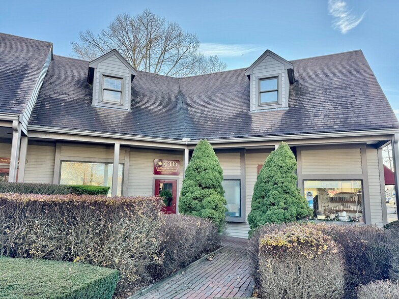 More Photos Of 567-575 E Main Rd, Middletown Freestanding For Lease