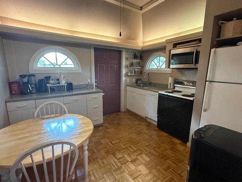 More Photos Of 1201 Griffin St W, Dallas Office For Sale