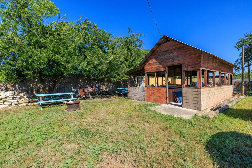 More Photos Of 23654 US Hwy 290, Harper General Retail For Sale