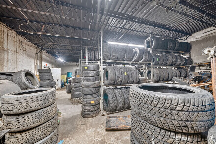 More Photos Of 5009 Xerxes Ave S, Minneapolis Auto Repair For Sale