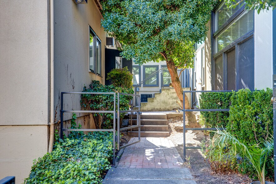 More Photos Of 2711 E Madison St, Seattle Storefront Retail Office For Sale