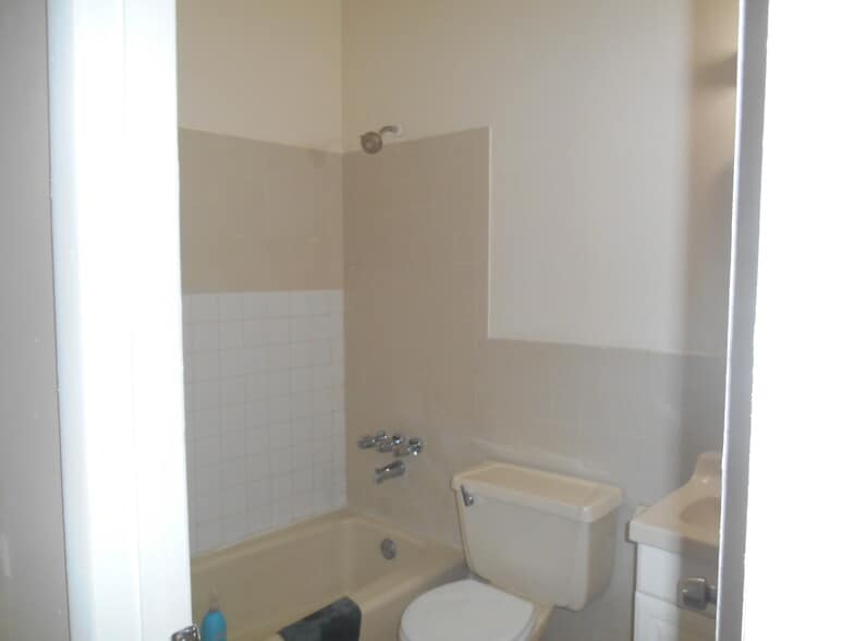 More Photos Of 358 Grove St, Jersey City Storefront Retail Residential For Lease