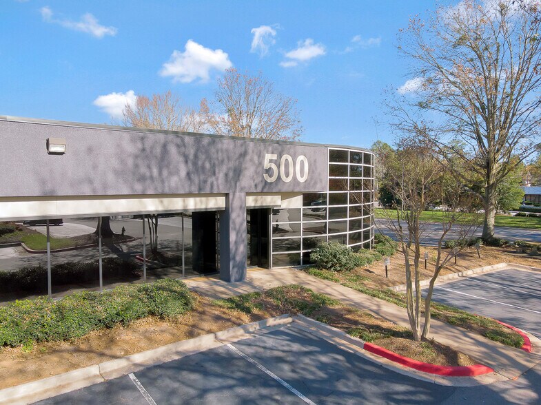 7840 Roswell Rd, Sandy Springs, GA 30350 For Lease