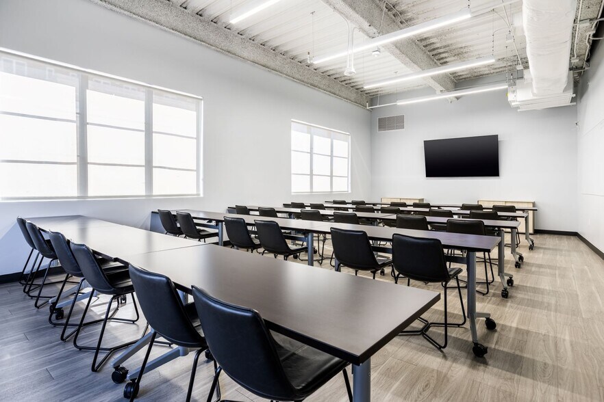 More Photos Of 136 4th St N, Saint Petersburg Coworking Space