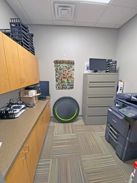 More Photos Of 2021 Goose Lake Rd, Sauget General Retail For Lease