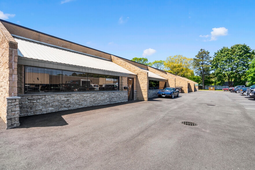 More Photos Of 90 Knickerbocker Ave, Bohemia Distribution For Sale