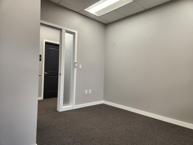 More Photos Of 8600 Executive Woods Dr, Lincoln Office Residential For Lease