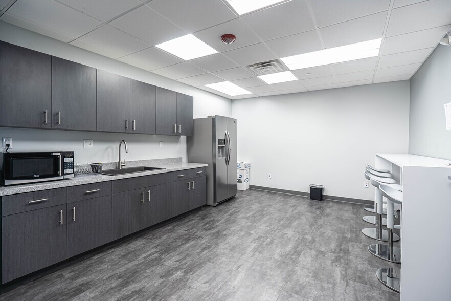 More Photos Of 29777 Telegraph Rd, Southfield Office For Lease